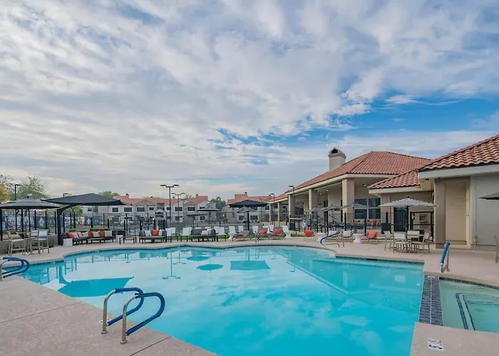 Rare King Bed Hot Tub Pool Golf Pickleball Parking