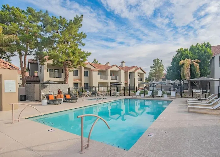 Rare King Bed Hot Tub Pool Golf Pickleball Parking Apartment