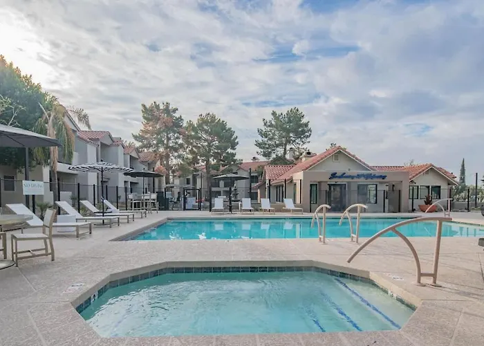 Rare King Bed Hot Tub Pool Golf Pickleball Parking Apartment *
