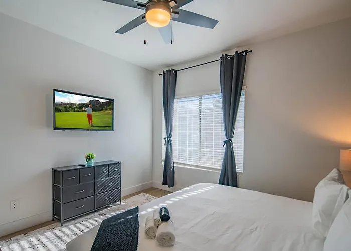 Rare King Bed Hot Tub Pool Golf Pickleball Parking Apartment