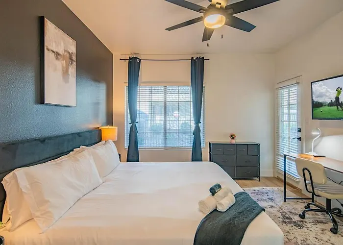 Rare King Bed Hot Tub Pool Golf Pickleball Parking Apartment
