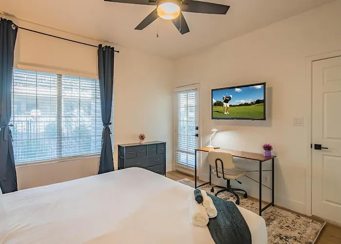 Rare King Bed Hot Tub Pool Golf Pickleball Parking Apartment *