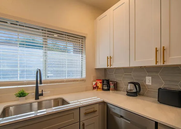 Apartment Rare King Bed Hot Tub Pool Golf Pickleball Parking Scottsdale