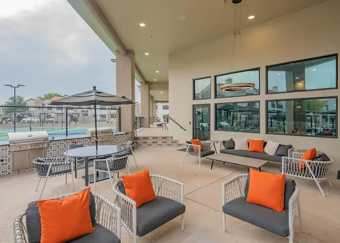 Rare King Bed Hot Tub Pool Golf Pickleball Parking
