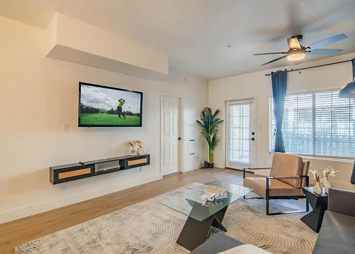 Apartment Rare King Bed Hot Tub Pool Golf Pickleball Parking