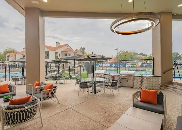 Rare King Bed Hot Tub Pool Golf Pickleball Parking Apartment *