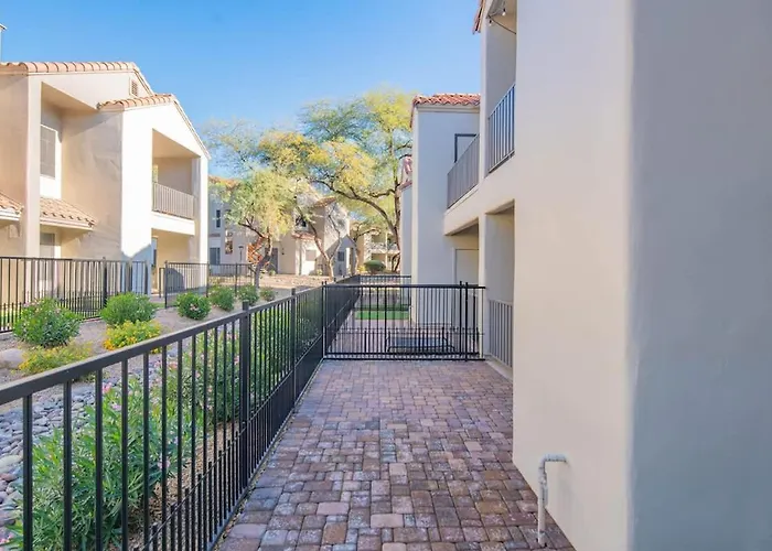 Rare King Bed Hot Tub Pool Golf Pickleball Parking Apartment Scottsdale